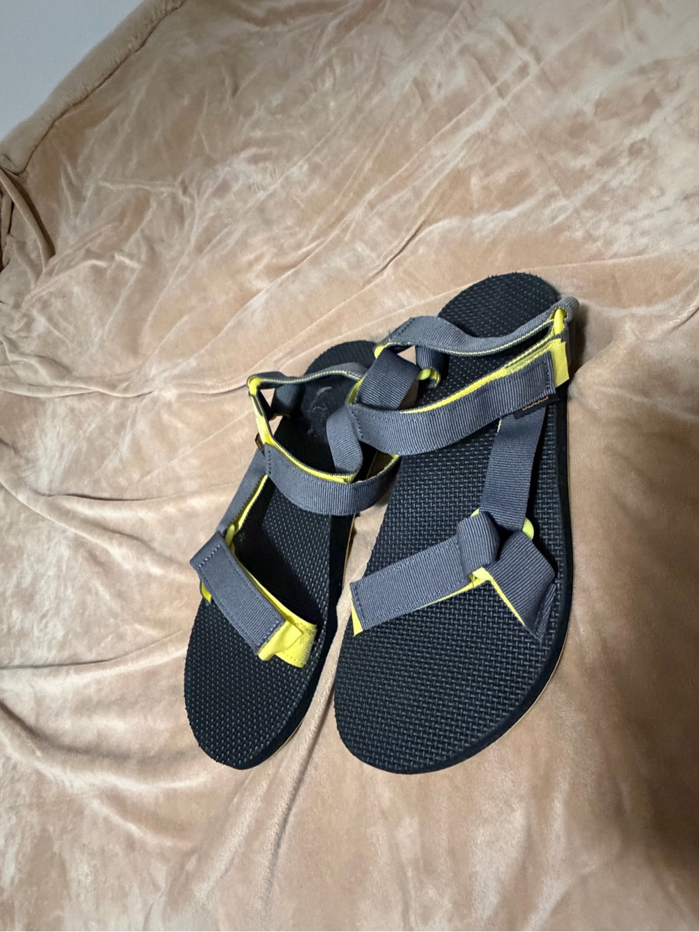 Teva Original Universal Black and Yellow Strappy Comfort Sandals Men’s 11 US